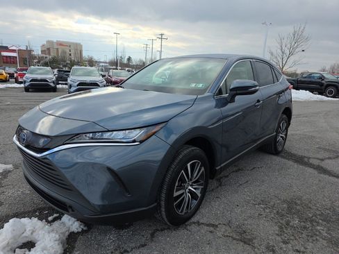 Certified 2022 Toyota Venza LE image 3