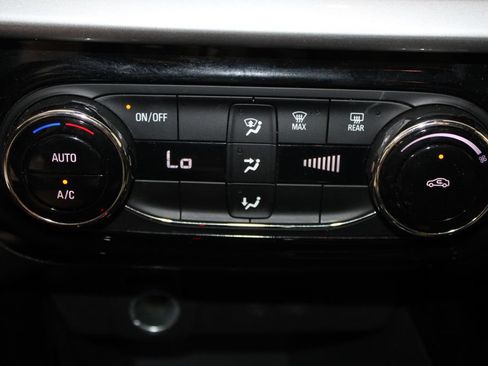Used 2025 Chevrolet Trax LT FWD image 46