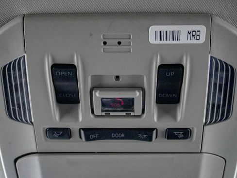 Used 2021 Toyota Highlander XLE image 28