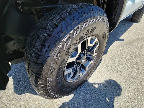 Used 2023 Toyota Tacoma TRD Off-Road w/ Technology Package AWD/4WD image 18