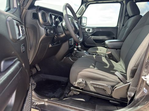 Used 2023 Jeep Gladiator Sport AWD/4WD image 9