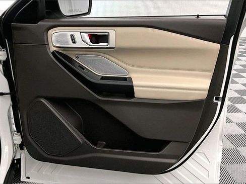 Used 2020 Ford Explorer Platinum w/ Premium Technology Package image 19
