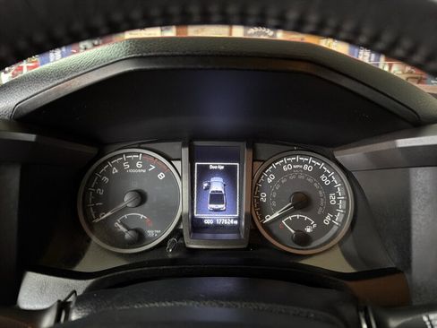 Used 2017 Toyota Tacoma TRD Off-Road image 12