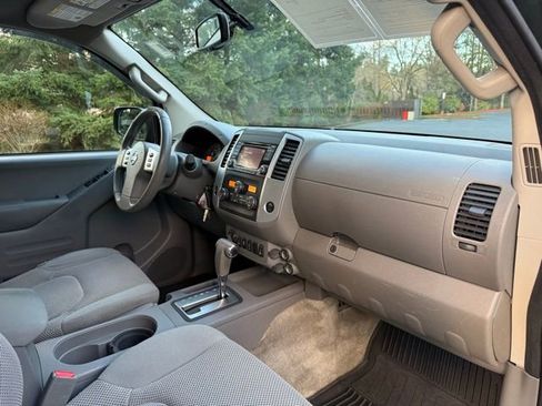Used 2016 Nissan Frontier SV image 7