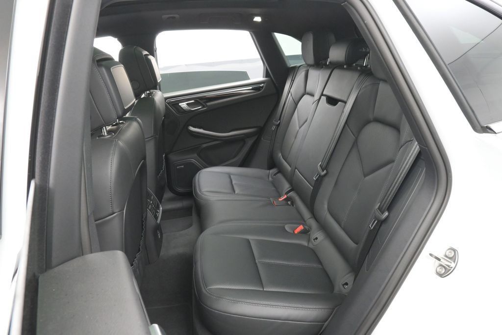 Certified 2026 Porsche Macan AWD/4WD image 24