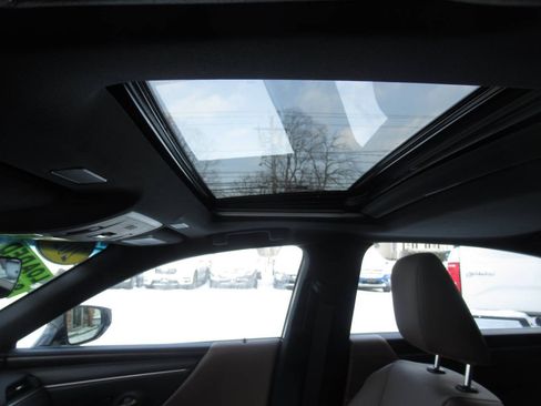 Used 2024 Lexus ES 350 Base 4dr Sedan w/ Premium Package image 21