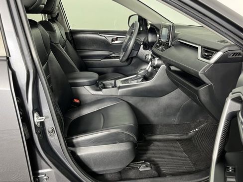 Used 2020 Toyota RAV4 XLE Premium image 31