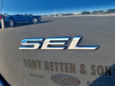 Used 2023 Ford Edge SEL AWD/4WD image 7