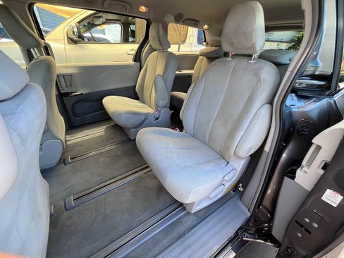 Used 2012 Toyota Sienna FWD image 11