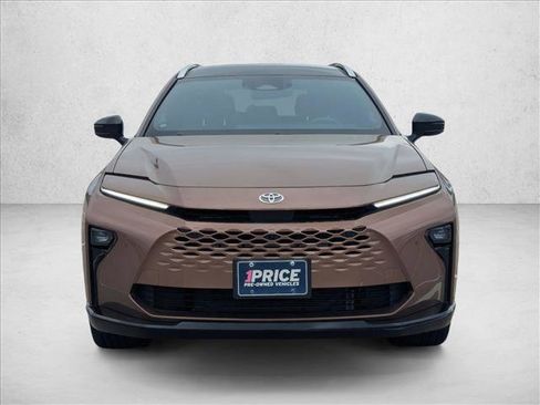 Used 2025 Toyota Crown Signia w/ Advanced Technology Package image 2