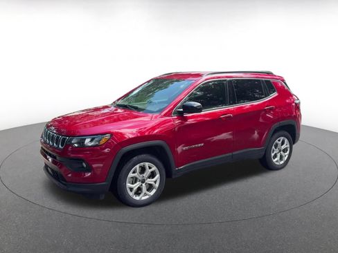 Used 2025 Jeep Compass Latitude AWD/4WD image 8