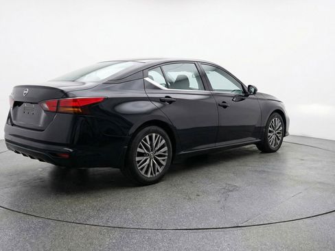 Used 2025 Nissan Altima 2.5 SV image 9
