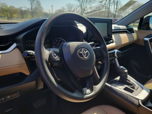 Used 2021 Toyota RAV4 LE image 15