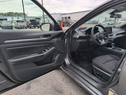 Used 2023 Nissan Altima 2.5 SV FWD image 10