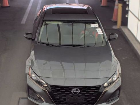 Used 2023 Nissan Altima 2.5 SR w/ SR Premium Package FWD image 2