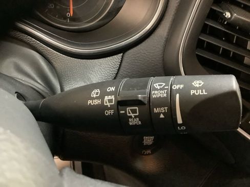 Used 2023 Jeep Cherokee Altitude Lux image 30