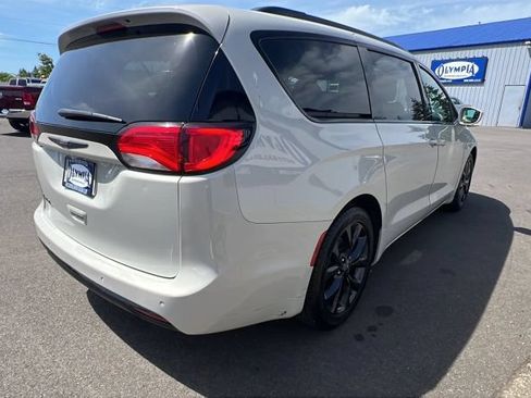 Used 2019 Chrysler Pacifica Touring-L w/ S Appearance Package FWD image 9