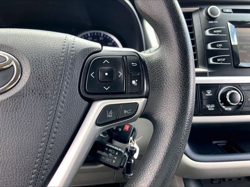 Used 2019 Toyota Highlander LE FWD image 24