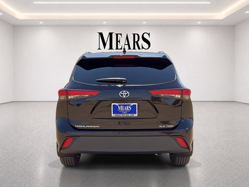 Used 2021 Toyota Highlander XLE AWD/4WD image 4