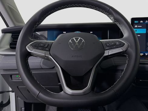 Used 2025 Volkswagen Tiguan SE FWD image 12