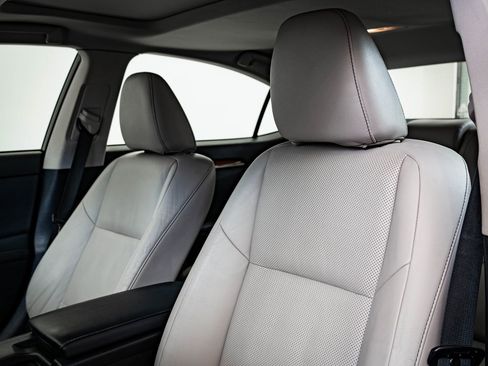 Used 2013 Lexus ES 300h image 22