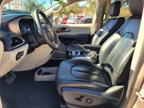 Certified 2018 Chrysler Pacifica Touring-L image 14