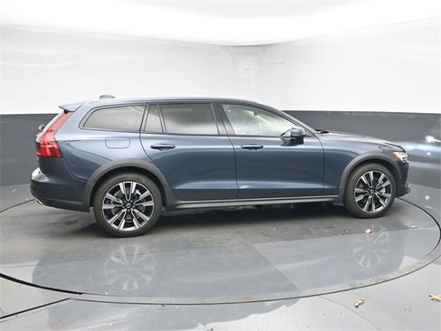 Used 2022 Volvo V60 T5 Cross Country w/ Advanced Package image 8