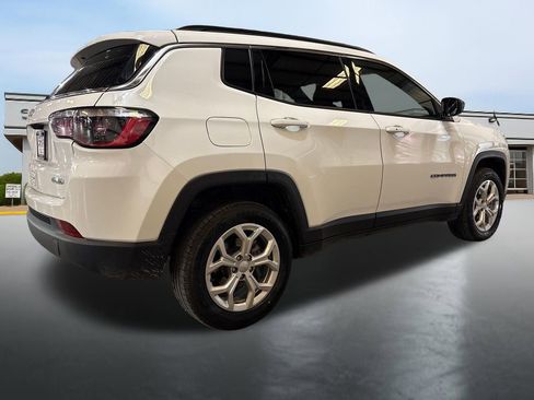 Used 2024 Jeep Compass Latitude w/ Convenience Group AWD/4WD image 5
