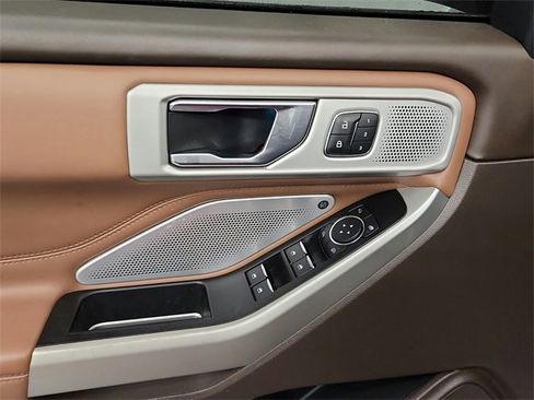 Used 2021 Ford Explorer King Ranch w/ Premium Technology Package image 28