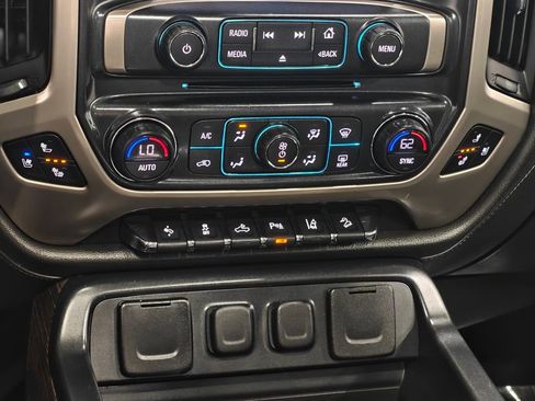 Used 2017 GMC Sierra 2500 Denali w/ Suspension Package, Off-Road AWD/4WD image 8