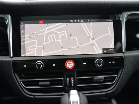 Certified 2026 Porsche Macan AWD/4WD image 29