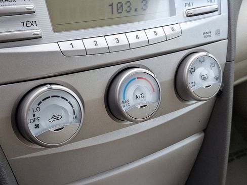 Used 2011 Toyota Camry LE image 15