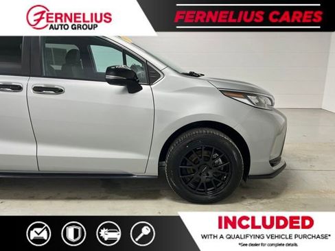 Used 2023 Toyota Sienna XSE AWD/4WD image 2