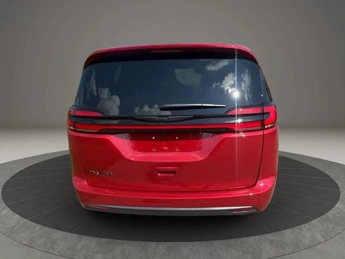 Used 2026 Chrysler Pacifica Select FWD image 5