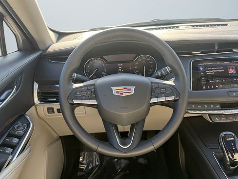 Used 2022 Cadillac XT4 Luxury w/ Cold Weather Package image 12