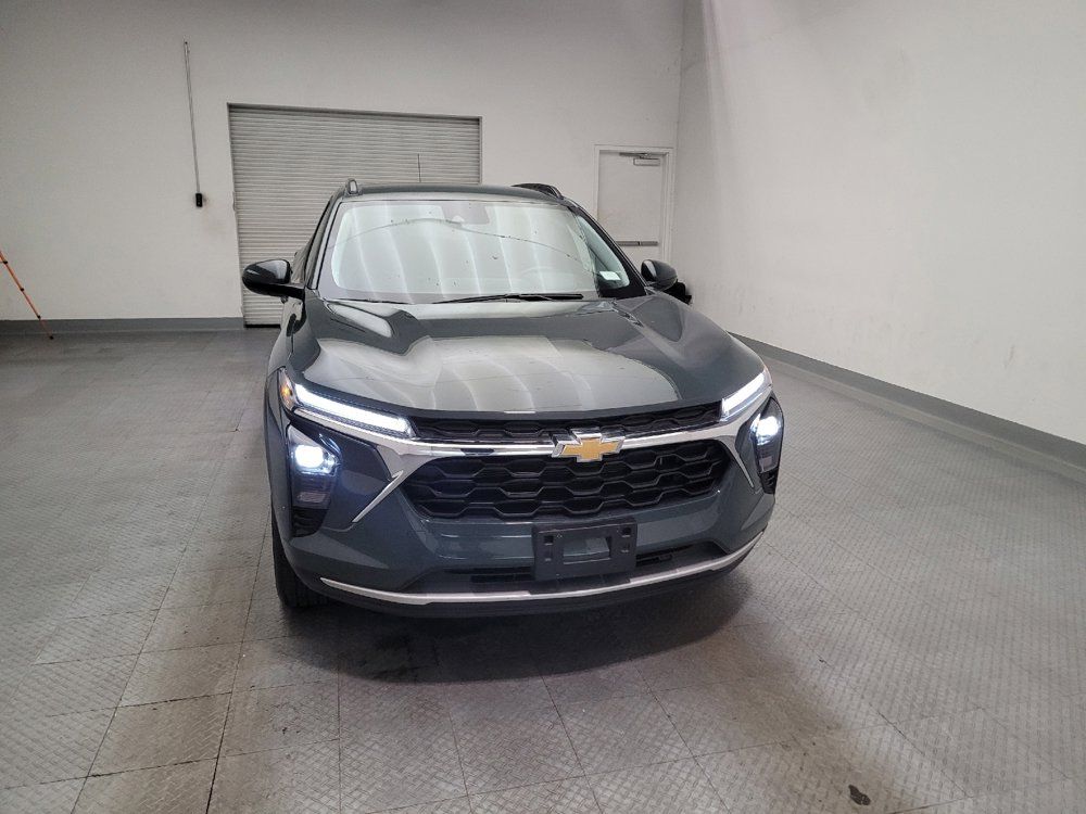 Used 2025 Chevrolet Trax LT w/ LT Convenience Package FWD image 14