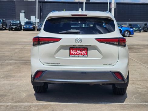 Certified 2021 Toyota Highlander Limited FWD image 6