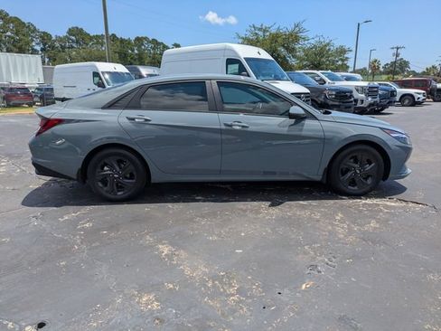 Used 2022 Hyundai Elantra SEL FWD image 4