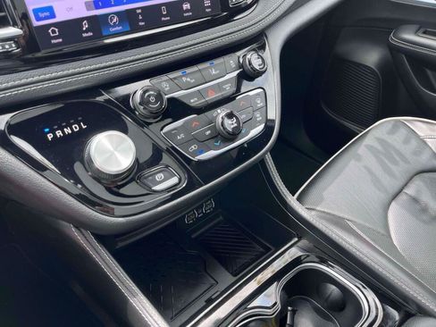 Used 2025 Chrysler Pacifica Limited FWD image 31