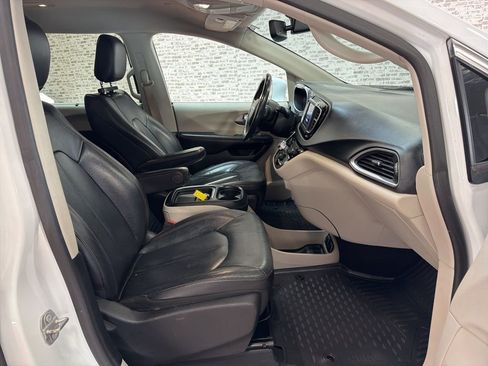 Used 2020 Chrysler Pacifica Touring-L image 11