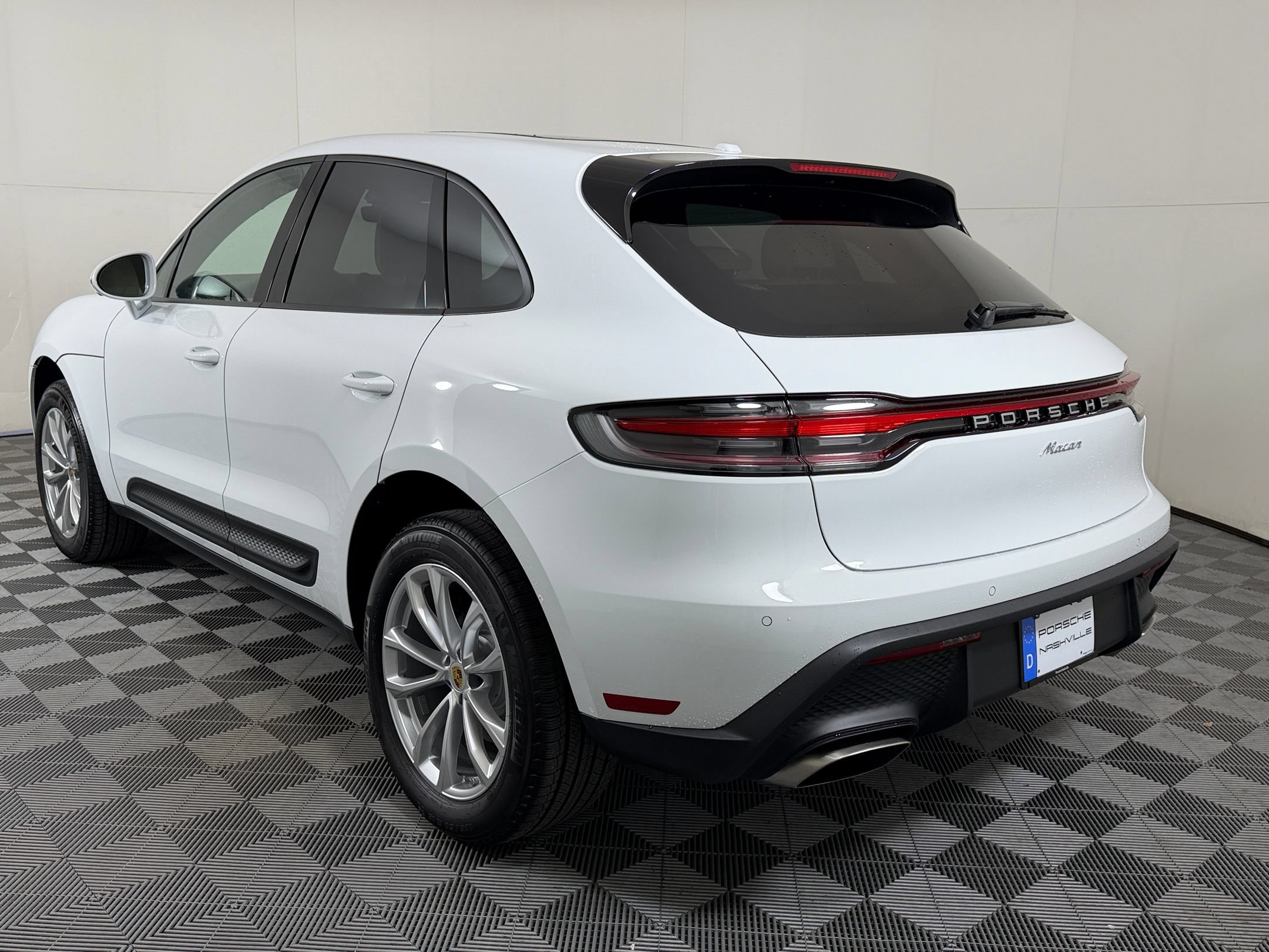 Used 2026 Porsche Macan AWD/4WD image 3