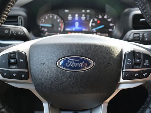 Used 2021 Ford Explorer XLT image 11