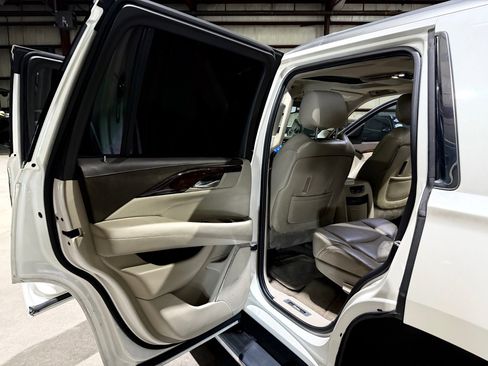 Used 2015 Cadillac Escalade Premium RWD image 17
