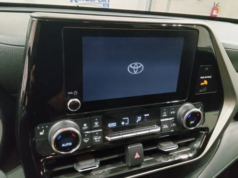 Used 2023 Toyota Highlander XLE FWD image 19