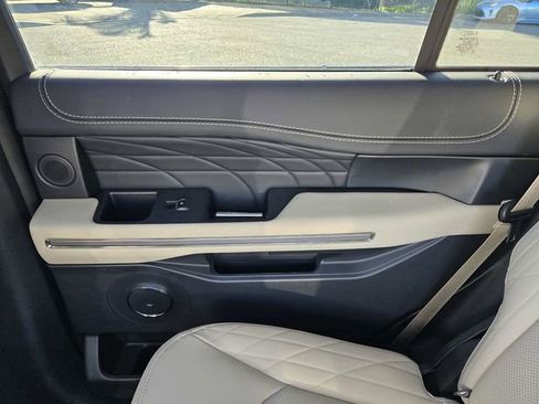 Used 2024 Ford Expedition Platinum image 13