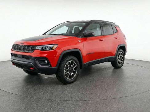 Used 2025 Jeep Compass Trailhawk AWD/4WD image 3