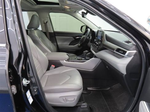 Used 2022 Toyota Highlander XLE AWD/4WD image 36