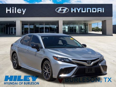 Used 2024 Toyota Camry SE FWD image 1