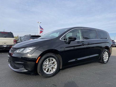 Used 2024 Chrysler Voyager LX image 6
