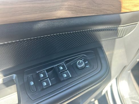 Used 2024 Volkswagen Atlas SE FWD image 13